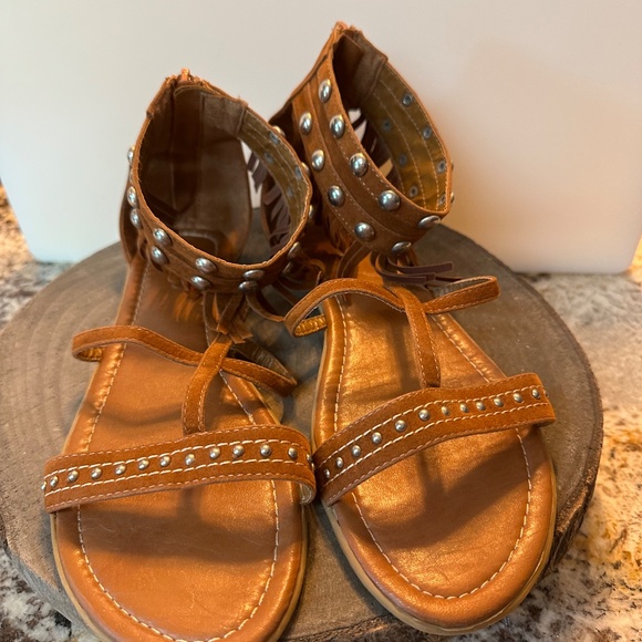 Call it Spring-Fringed Ankle Brown Leather Sandals.  Size 10. - Picture 2 of 5